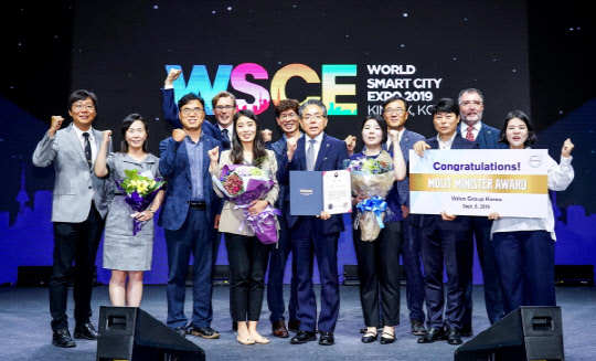 2019 스마트시티 건설부문 우수기업으로 국토교통부 장관상을 수상하며 볼보그룹코리아 양성모 대표이사(좌측 일곱번째) 및 연구개발센터 양학용 상무(좌측 세번째)를 포함한 임직원들이 기념사진을 촬영하고 있다. (사진 제공: 볼보그룹코리아)
